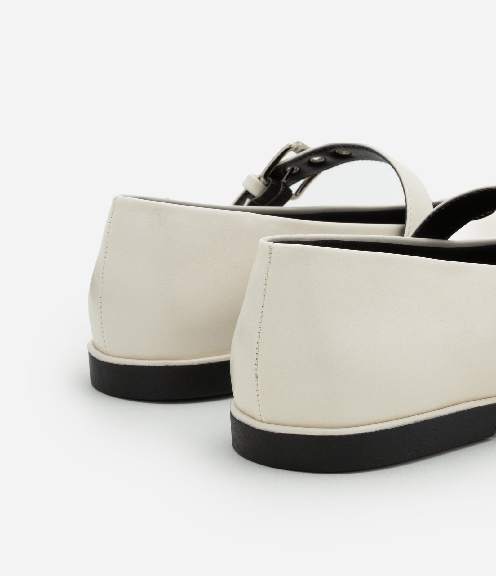 Sapatilha Forrada e Tira com Ilhós e Laço Frontal Off White 5