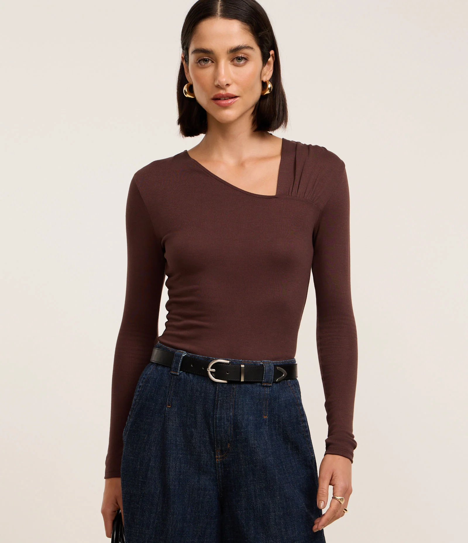 Blusa em Tricô com Franzido no Decote Assimétrico Marrom 2