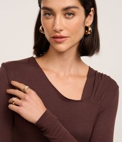 Blusa em Tricô com Franzido no Decote Assimétrico