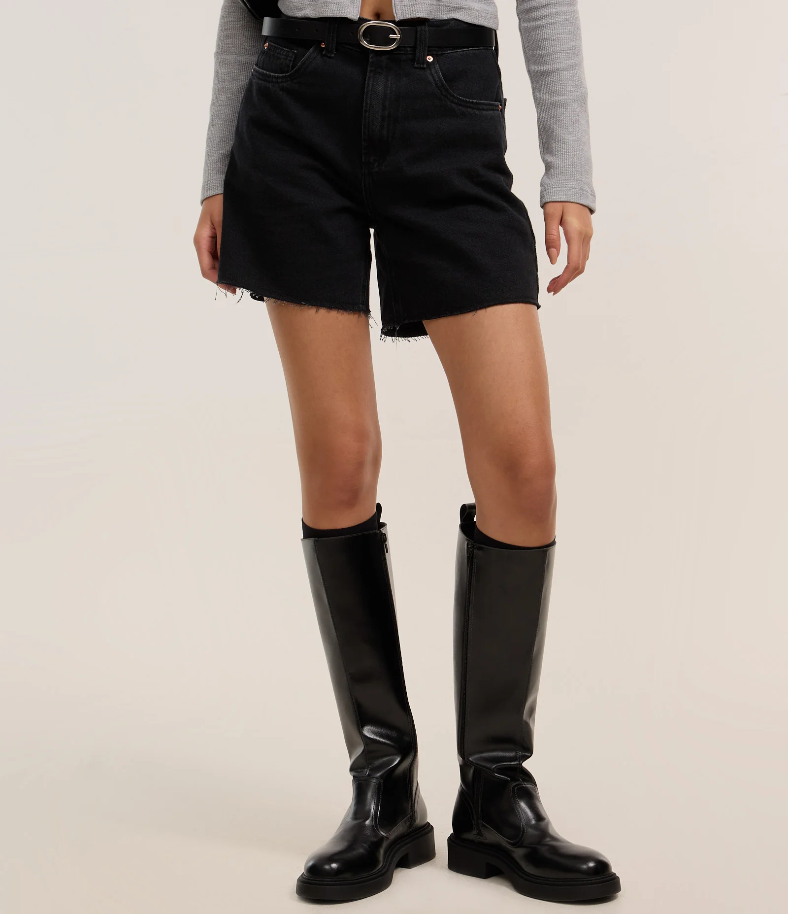 Bermuda Jeans com Barra Desfiada Preto 3