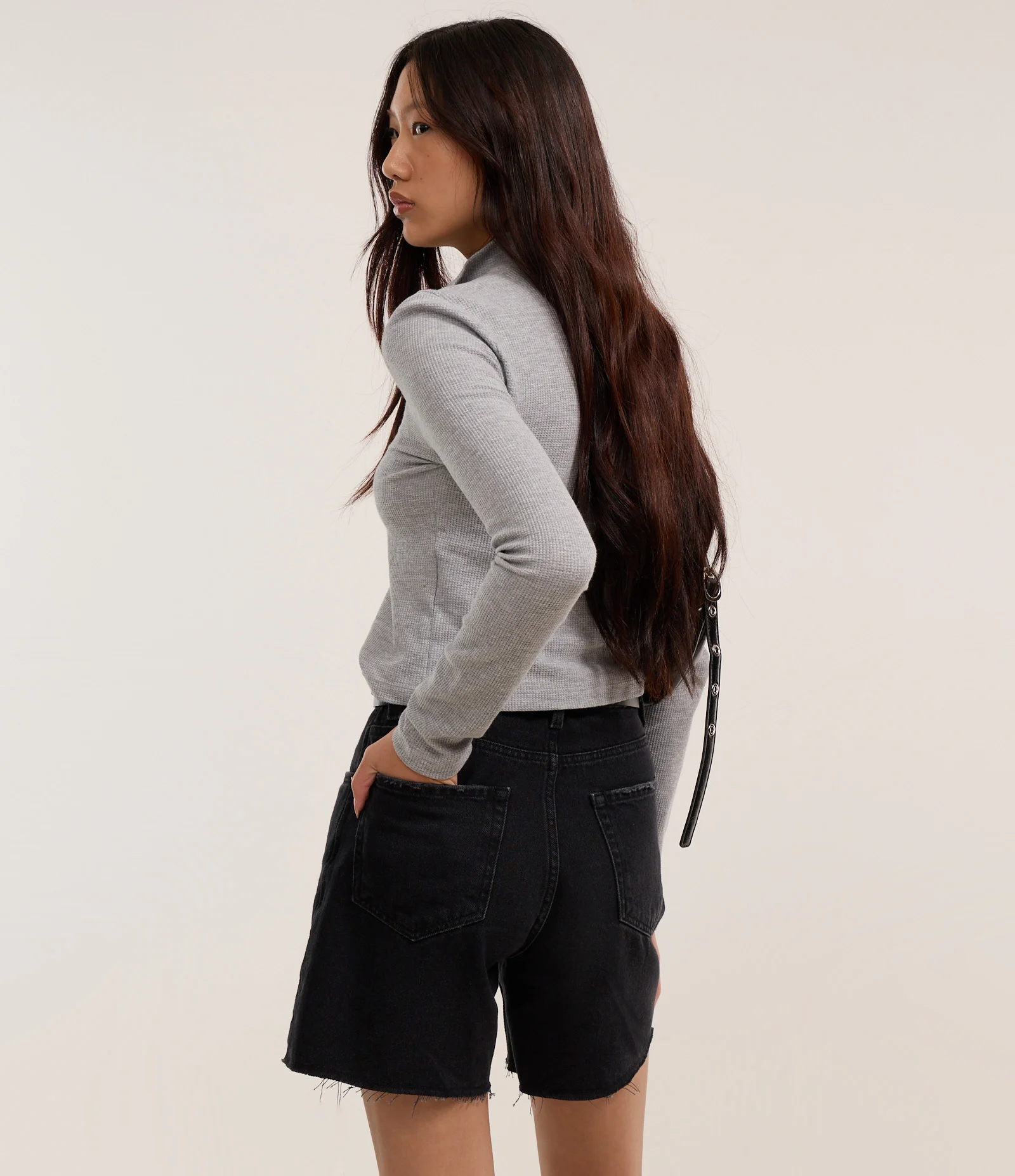 Bermuda Jeans com Barra Desfiada Preto 5