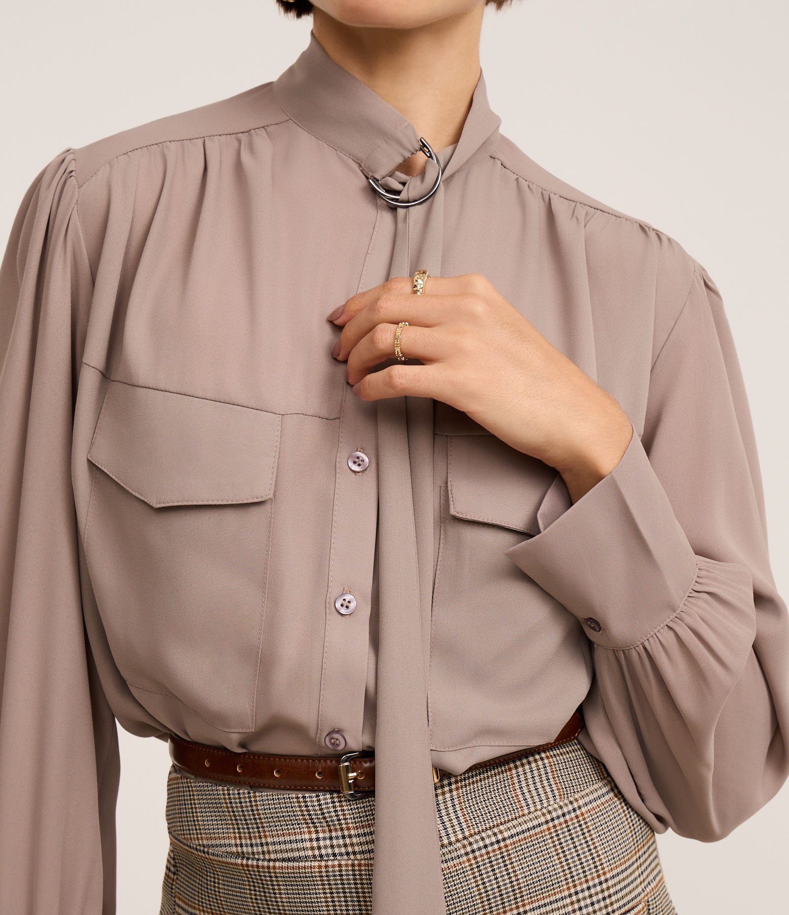 Camisa em Chiffon com Amarração na Gola e Franzidos Cinza 3