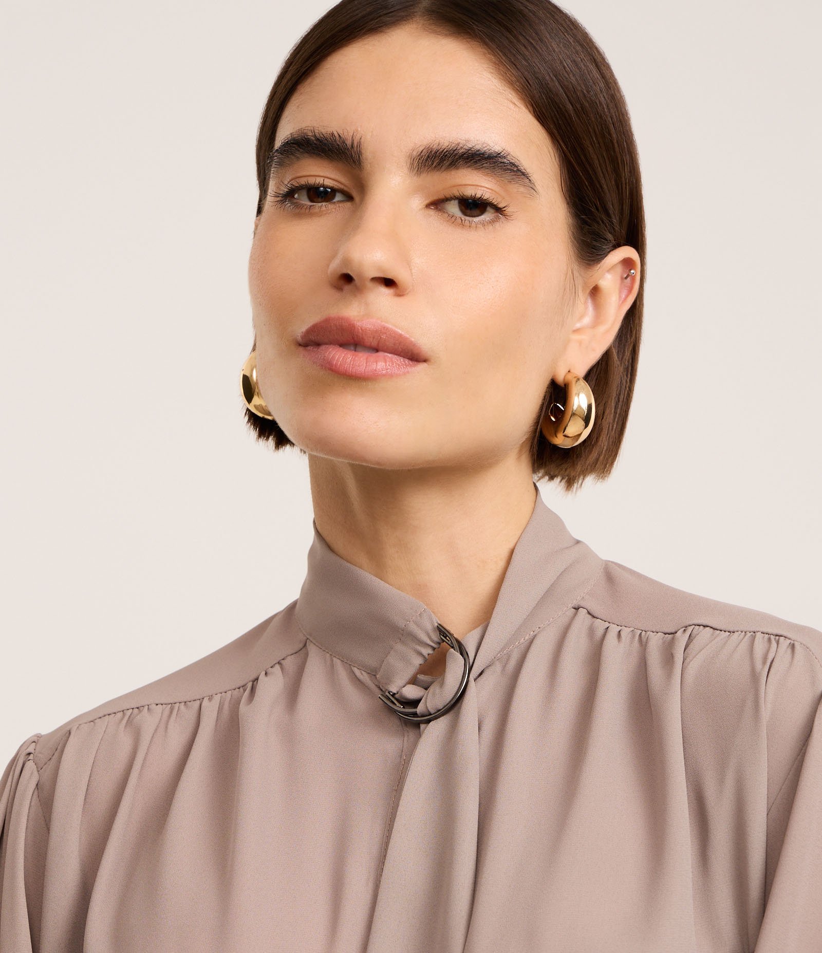 Camisa em Chiffon com Amarração na Gola e Franzidos Cinza 4