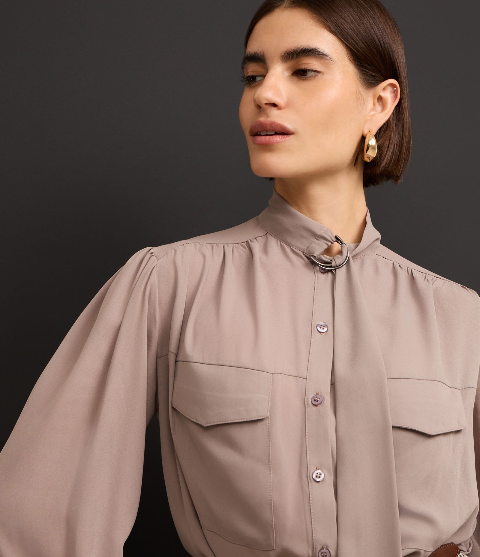 Camisa em Chiffon com Amarração na Gola e Franzidos Cinza 5