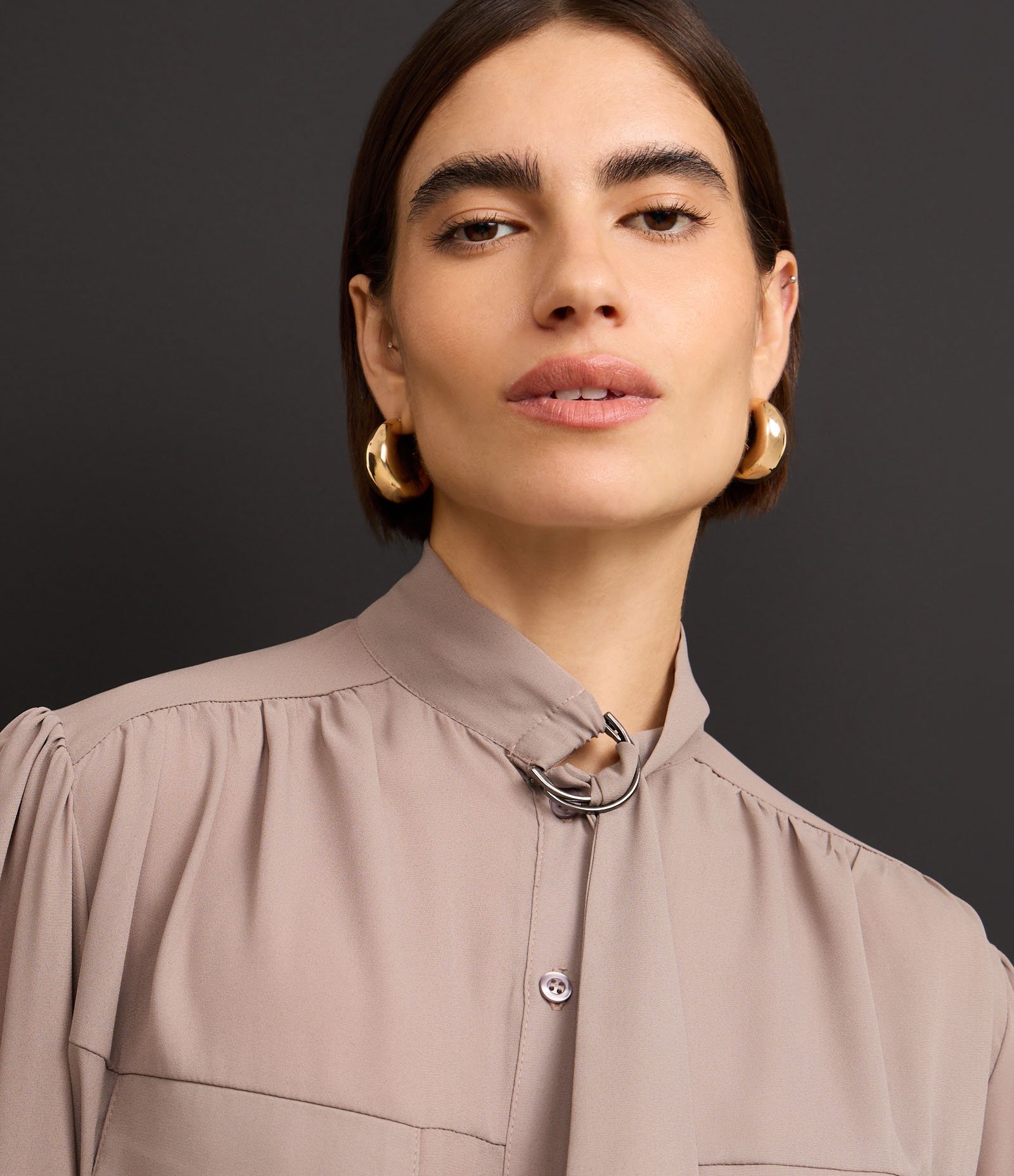 Camisa em Chiffon com Amarração na Gola e Franzidos Cinza 6