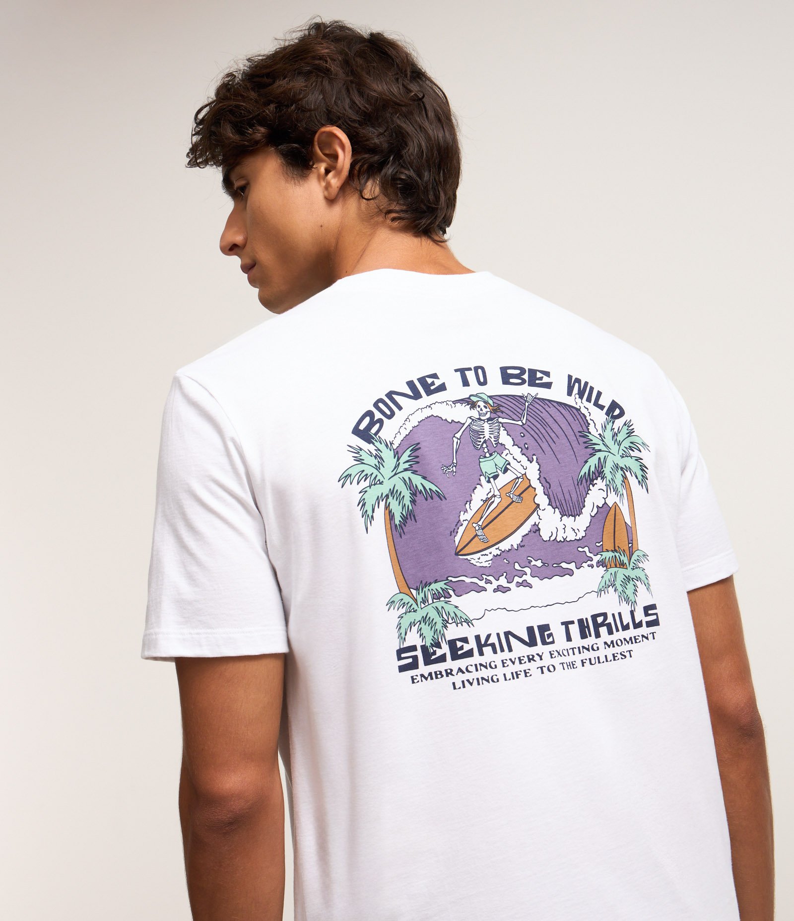 Camiseta Comfort em Algodão com Estampa de Esqueleto Surfista Branco 3