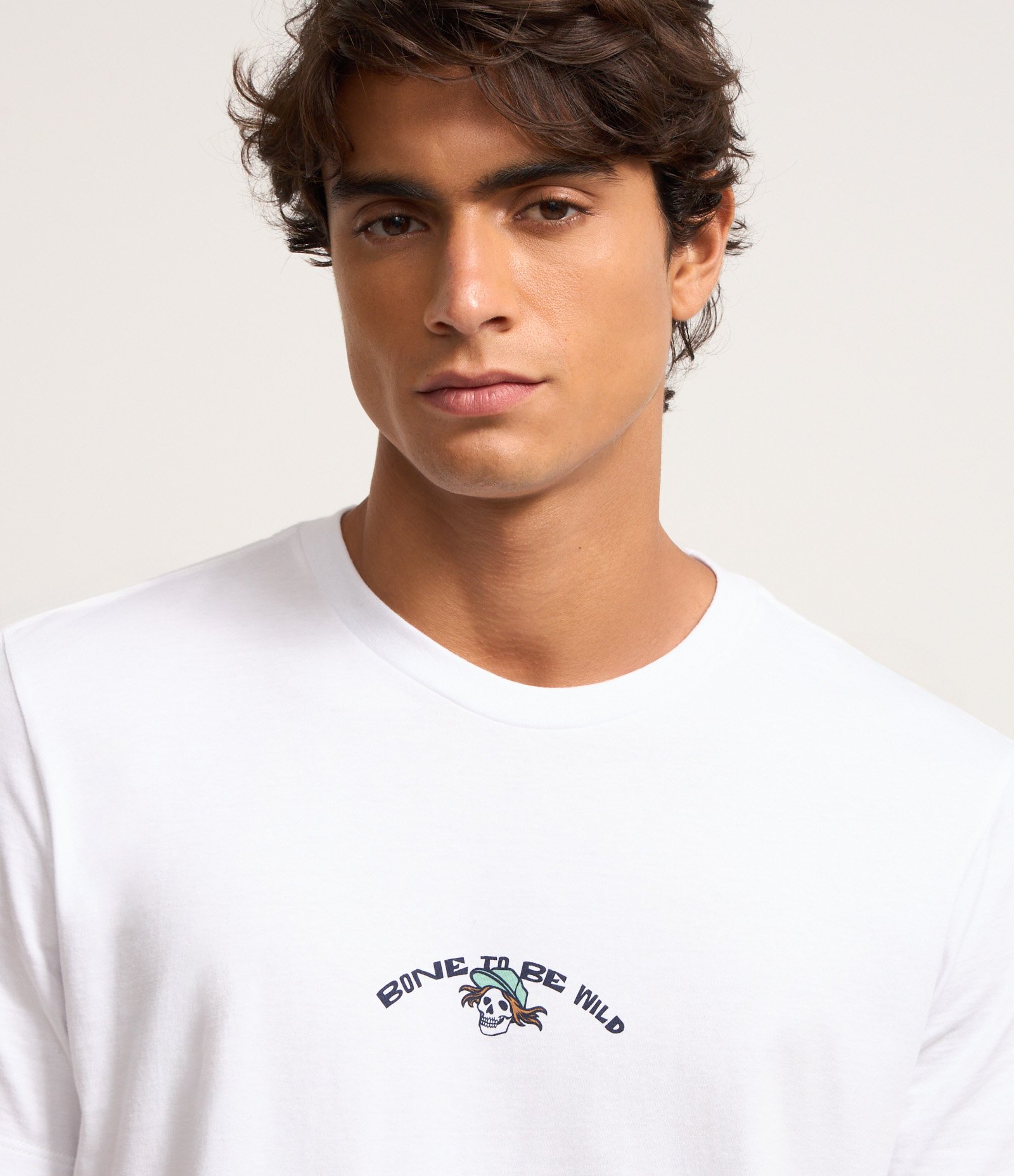 Camiseta Comfort em Algodão com Estampa de Esqueleto Surfista Branco 4