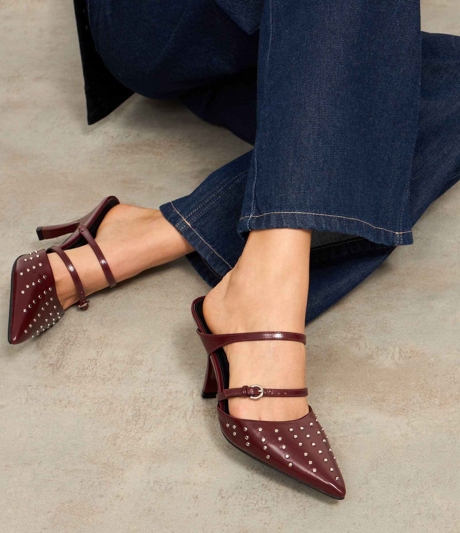 Scarpin Mule em PU com Tiras e Aplicação de Tachinhas Vinho 5