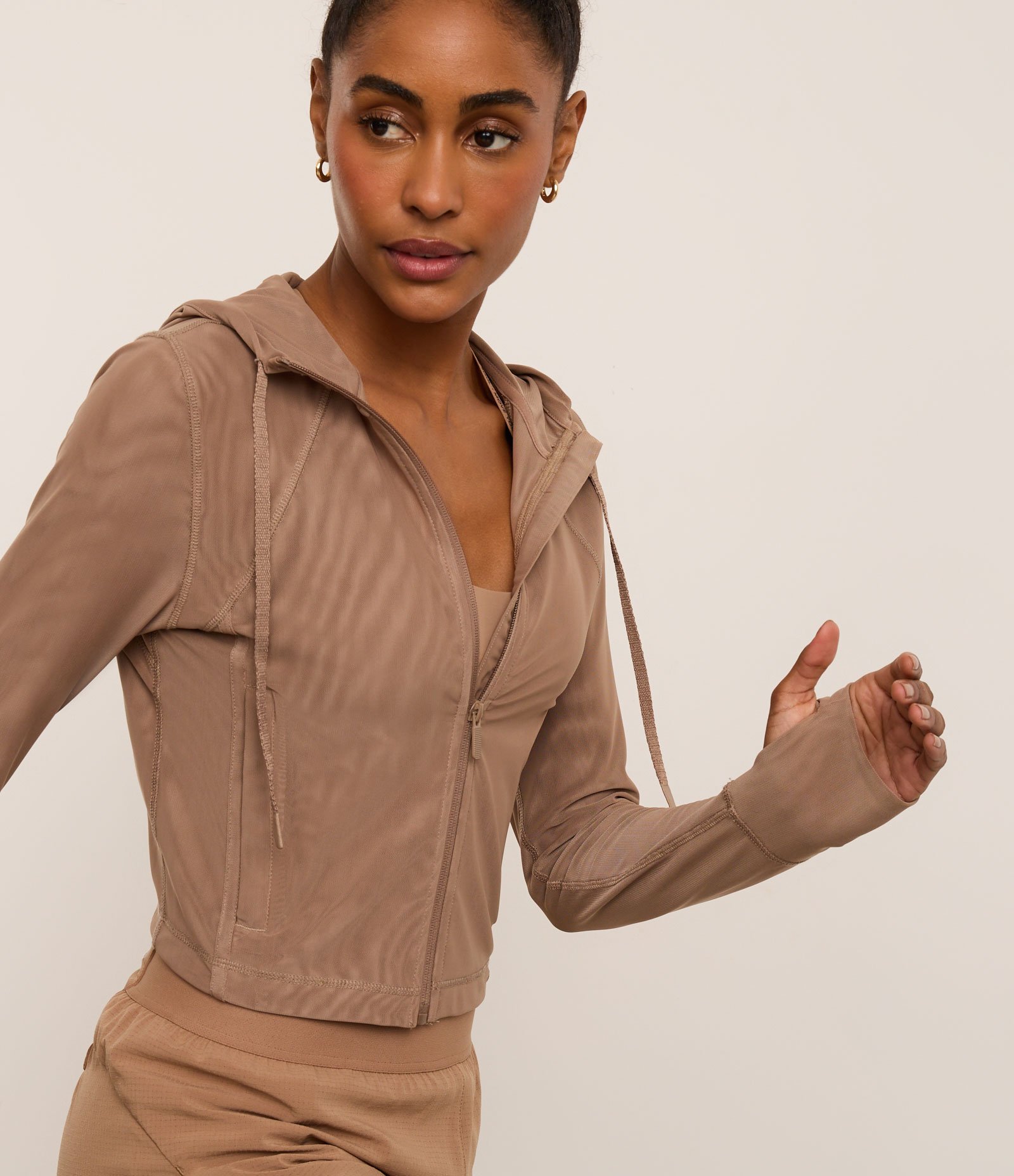 Jaqueta Esportiva em Microfibra com Capuz e Recorte em Tule 1