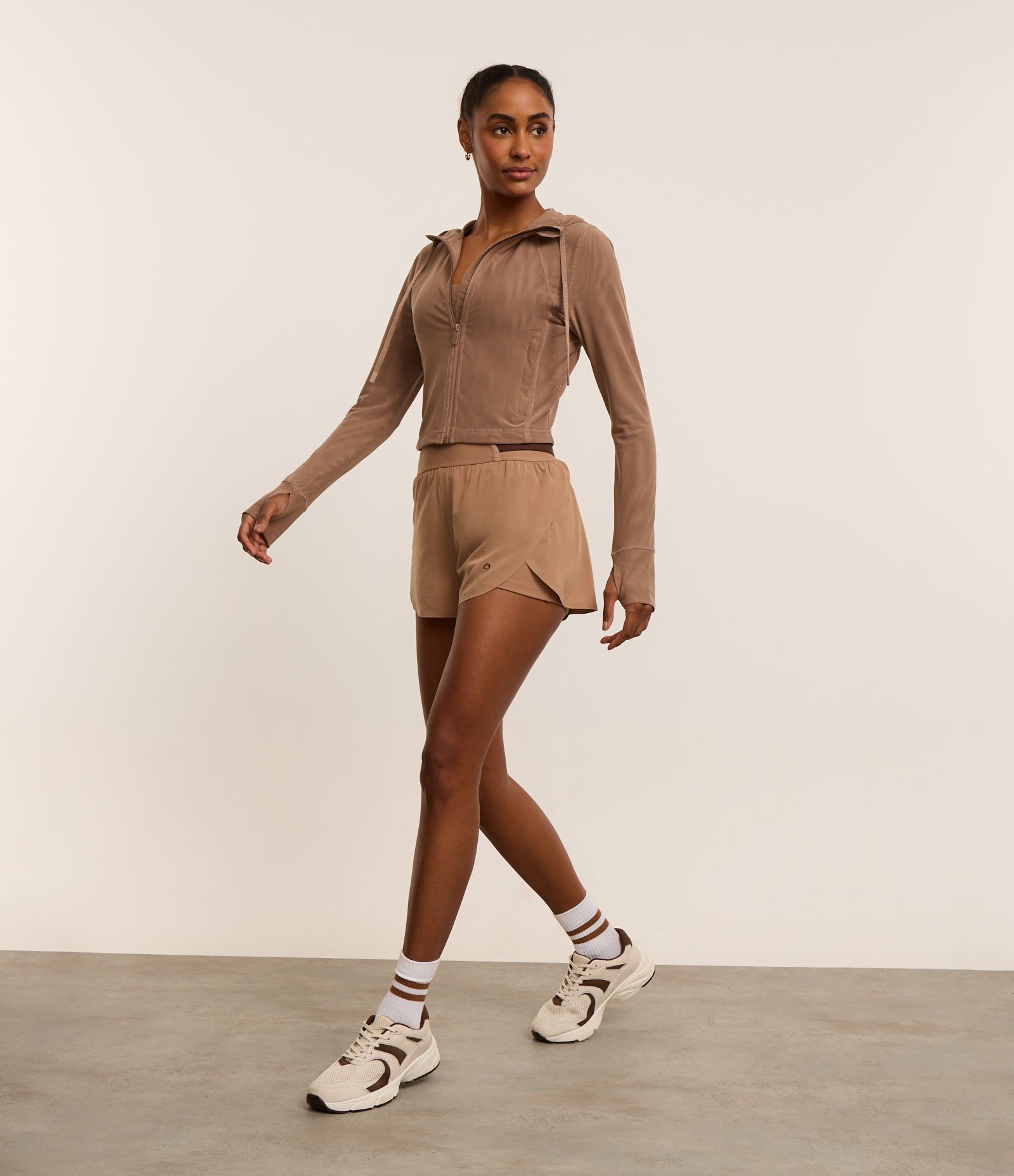 Jaqueta Esportiva em Microfibra com Capuz e Recorte em Tule 3