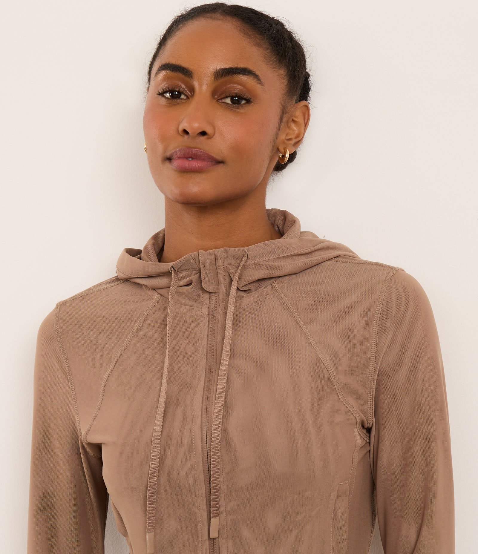 Jaqueta Esportiva em Microfibra com Capuz e Recorte em Tule 4