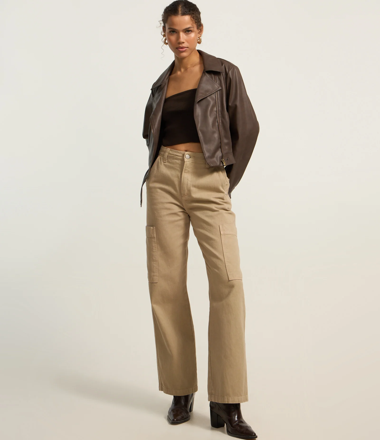 Blusa Cropped em Tricô com Alça Larga Marrom 2