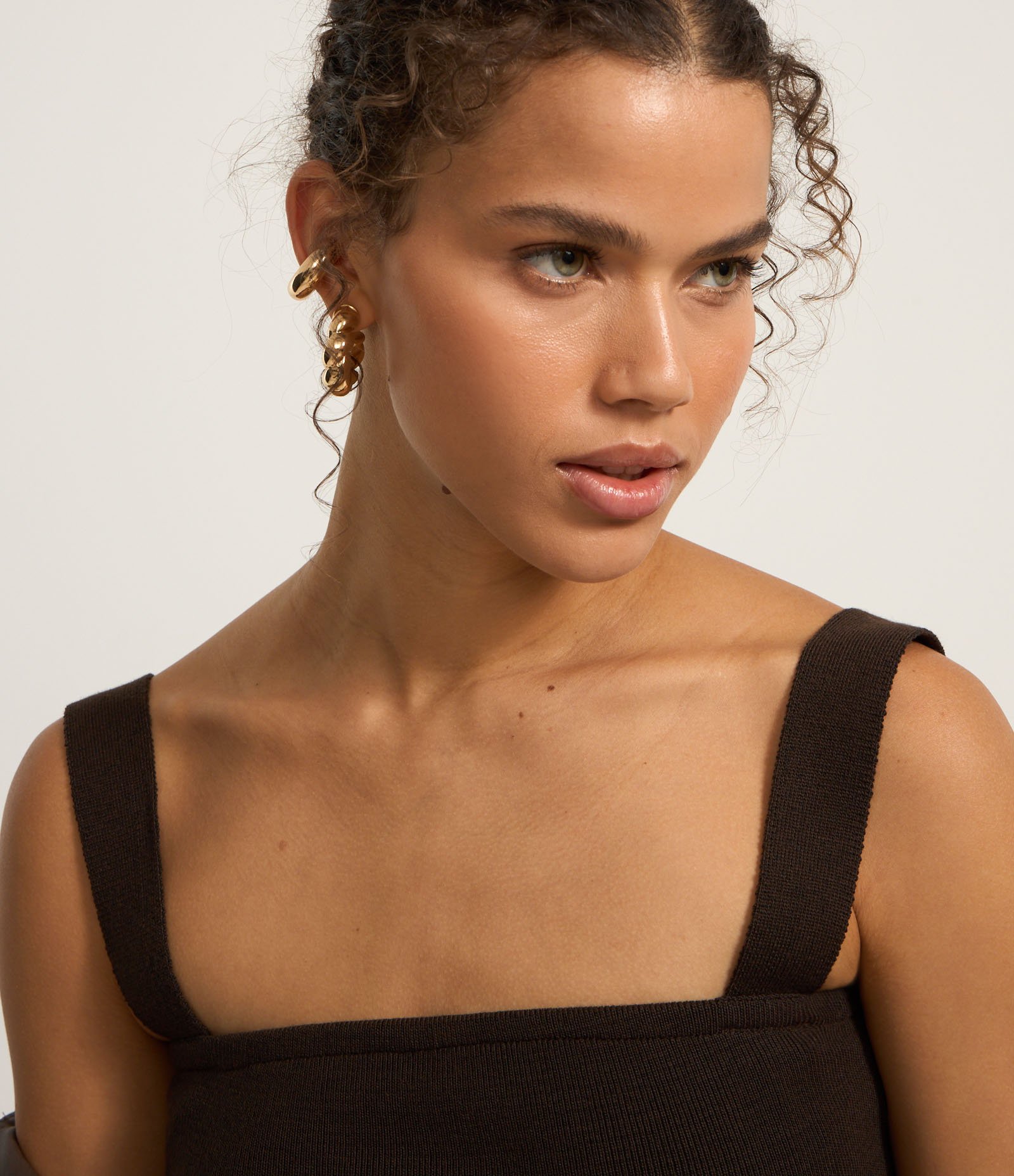 Blusa Cropped em Tricô com Alça Larga Marrom 3