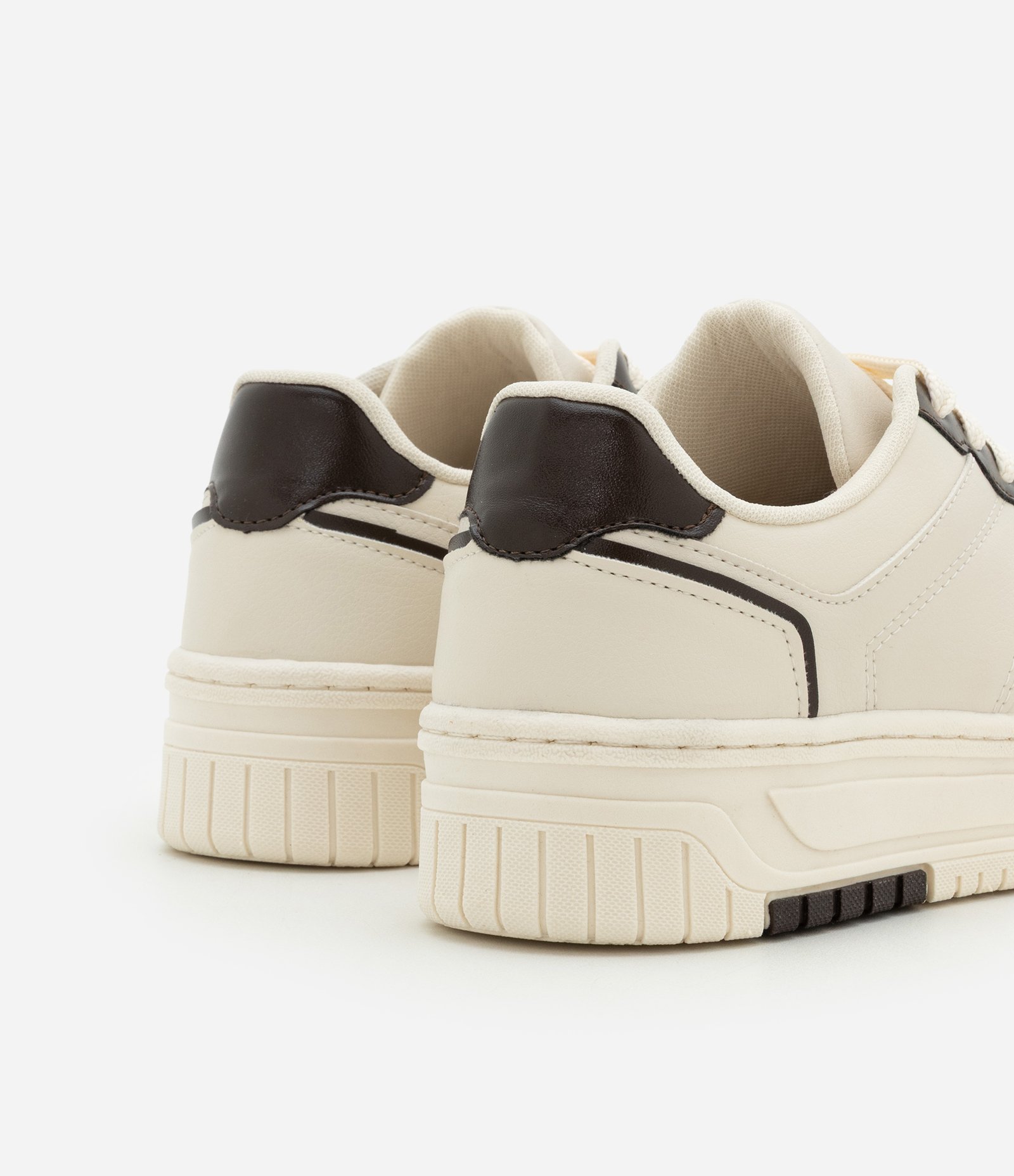 Tênis Casual com Detalhes Contrastantes Bege 6