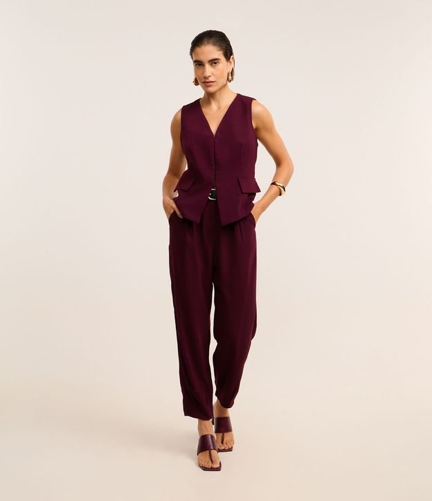 Calça Cenoura em Crepe com Pregas e Bolsos