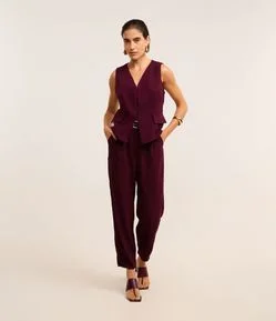 Calça Cenoura em Crepe com Pregas e Bolsos