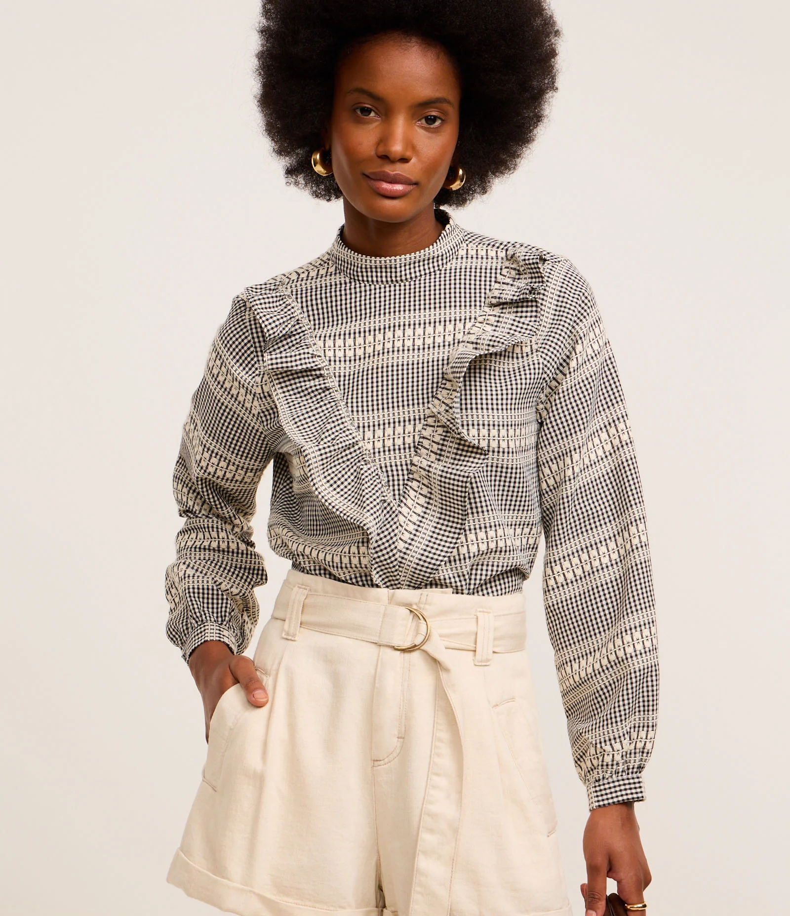 Blusa em Anarruga Xadrez com Babado V Preto/Branco 2