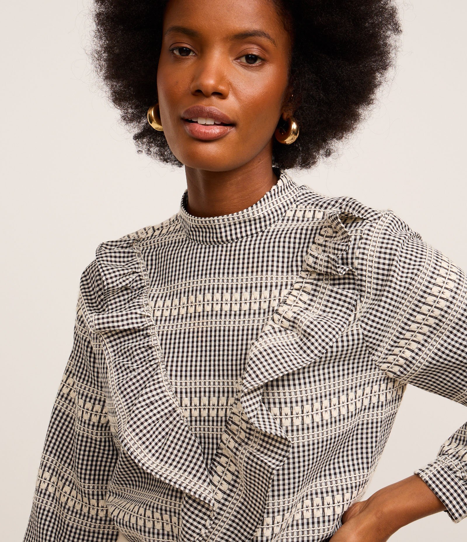 Blusa em Anarruga Xadrez com Babado V Preto/Branco 4