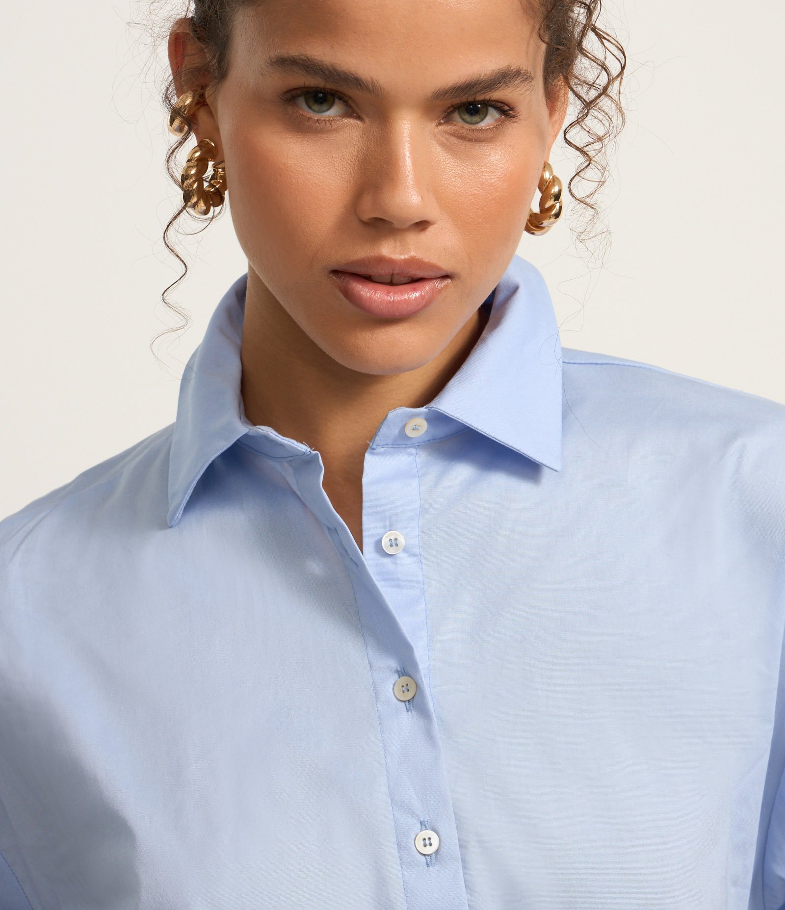 Camisa Cropped em Tricoline com Abotoamento Frontal Azul 3