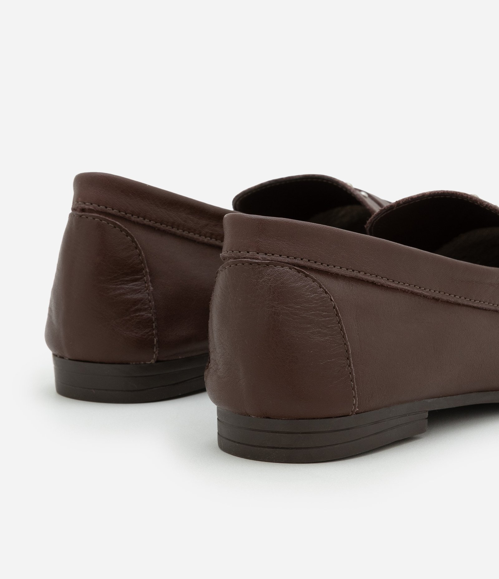 Sapato Mocassim em Couro com Detalhe Franzido e Tachinhas Marrom 3