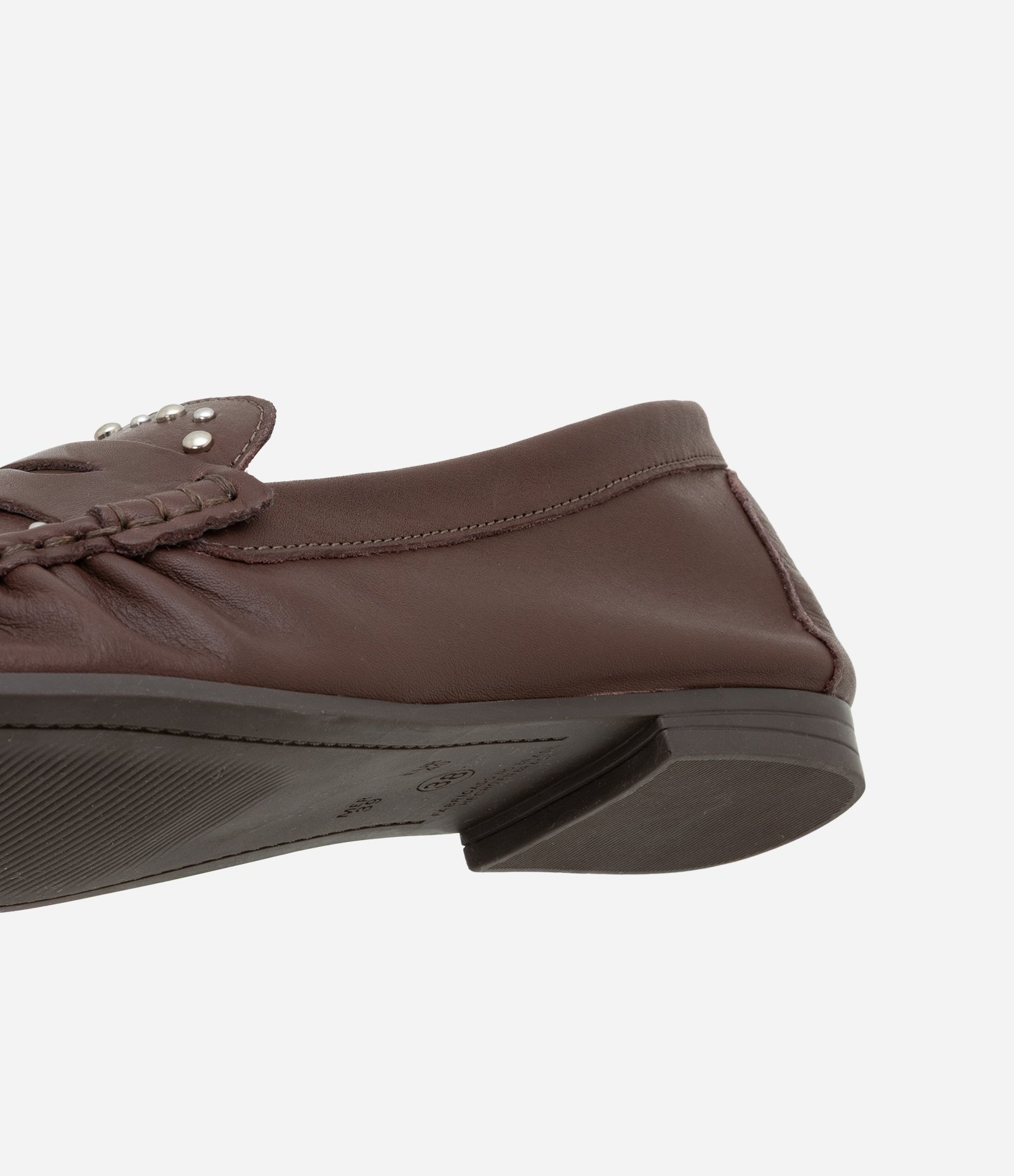 Sapato Mocassim em Couro com Detalhe Franzido e Tachinhas Marrom 4