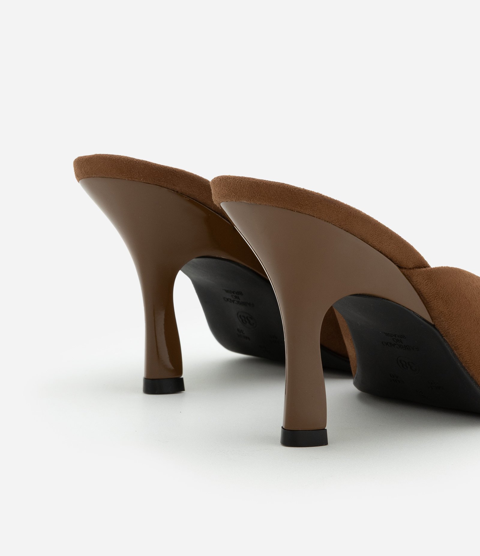 Sapato Scarpin Mule com Gaspea Estendida na Lateral Marrom 3