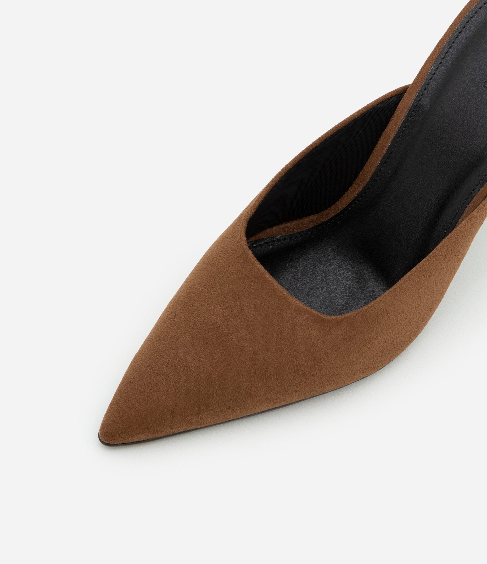 Sapato Scarpin Mule com Gaspea Estendida na Lateral Marrom 4