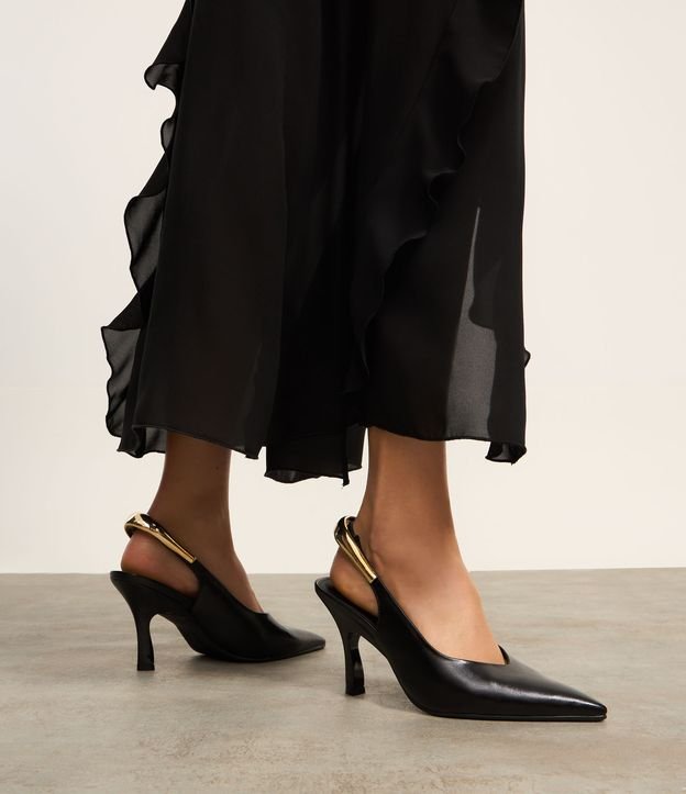 Sapato Scarpin Slingback em PU com Detalhe em Metal Flexível