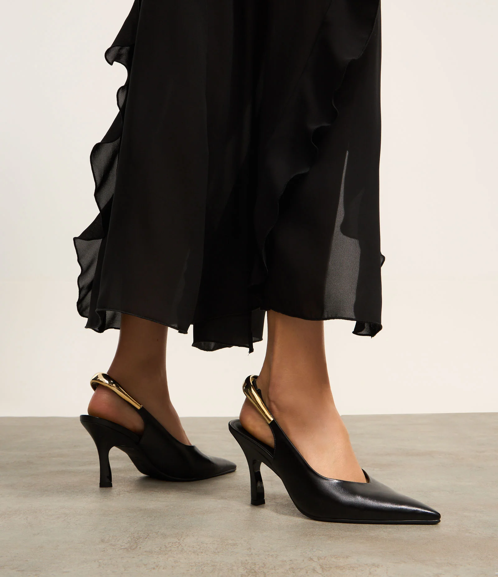 Sapato Scarpin Slingback em PU com Detalhe em Metal Flexível Preto 2