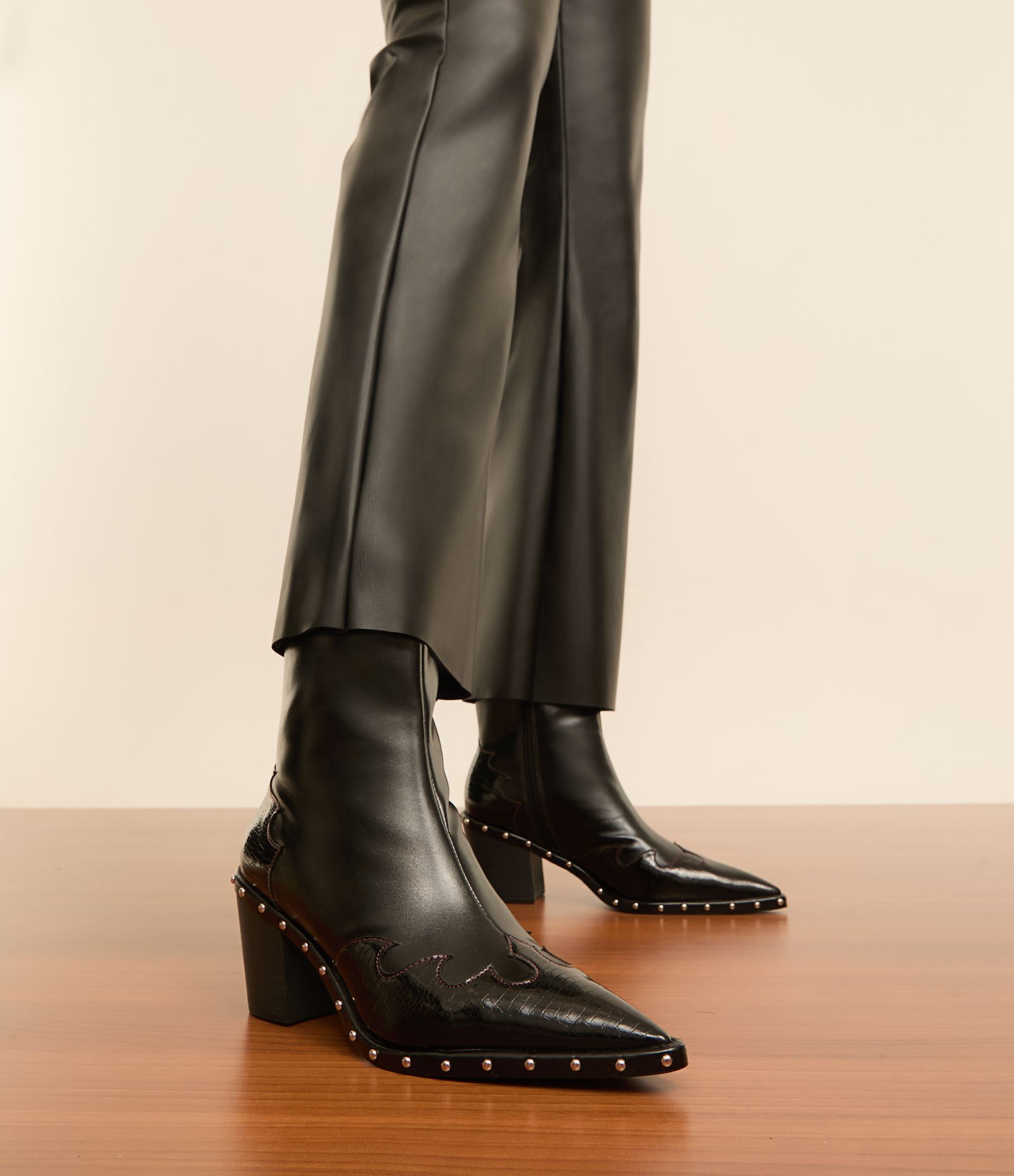 Bota Cano Baixo com Bico Fino e Tachinhas Aplicadas Preto 6