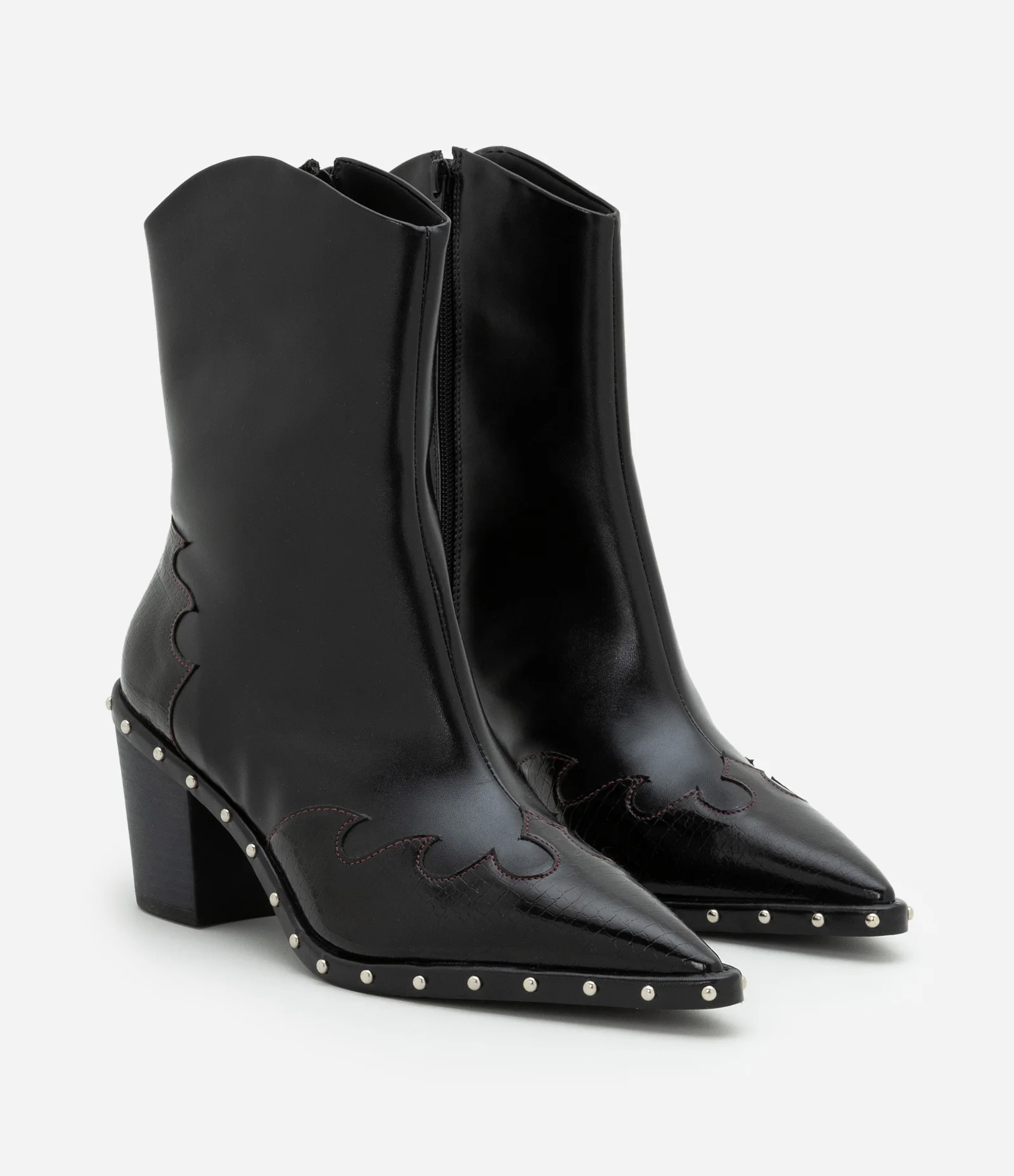 Bota Cano Baixo com Bico Fino e Tachinhas Aplicadas Preto 2