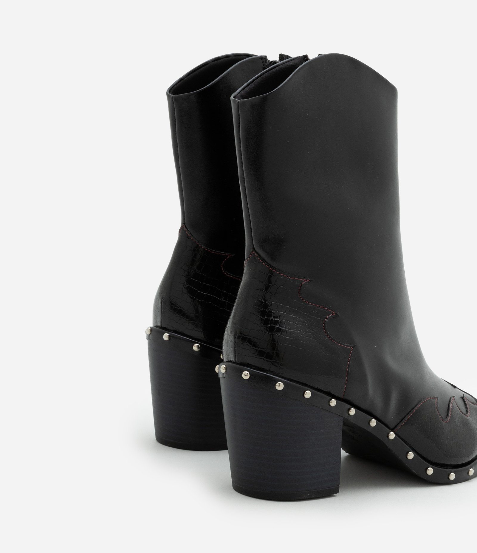 Bota Cano Baixo com Bico Fino e Tachinhas Aplicadas Preto 3