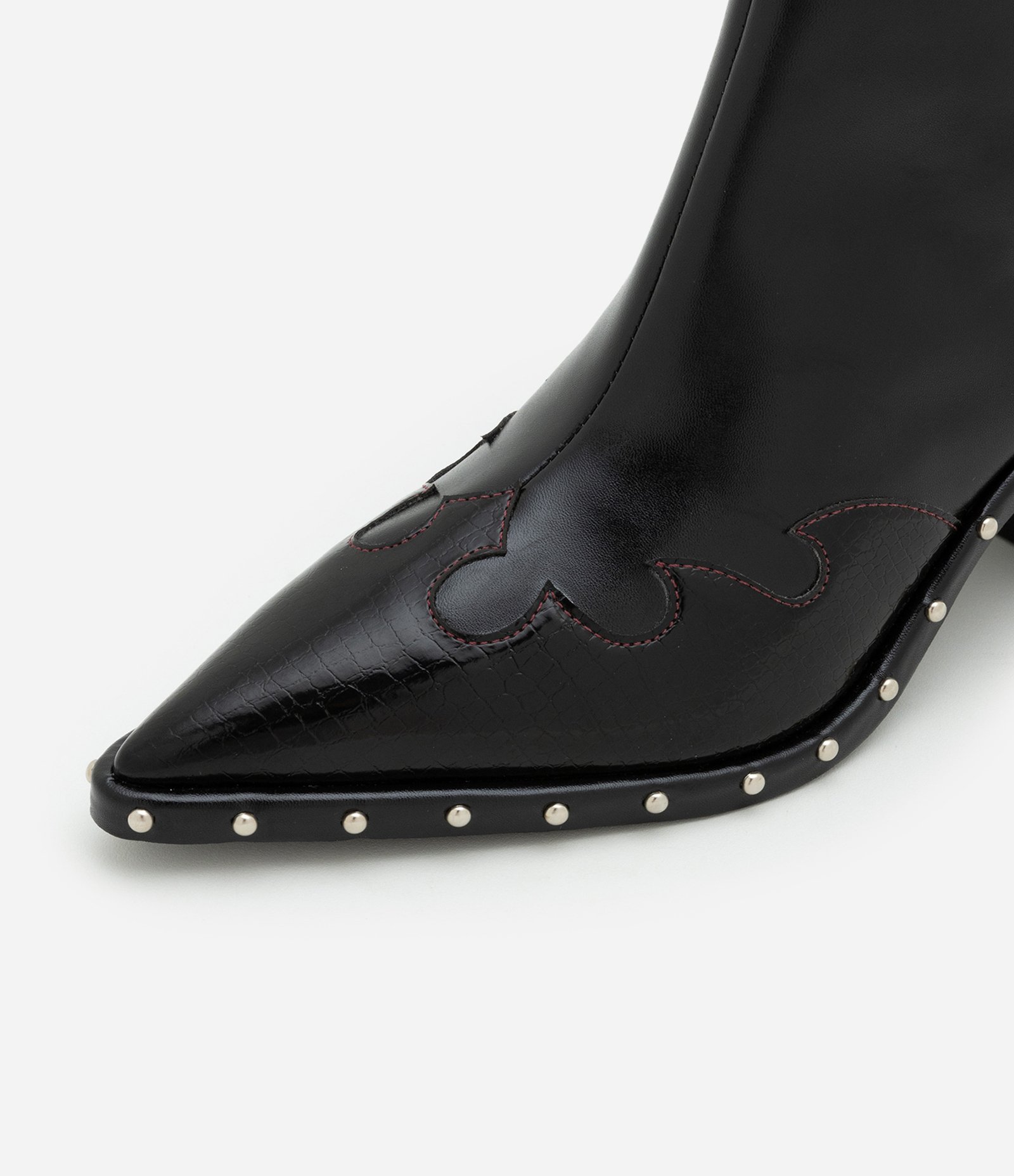 Bota Cano Baixo com Bico Fino e Tachinhas Aplicadas Preto 4