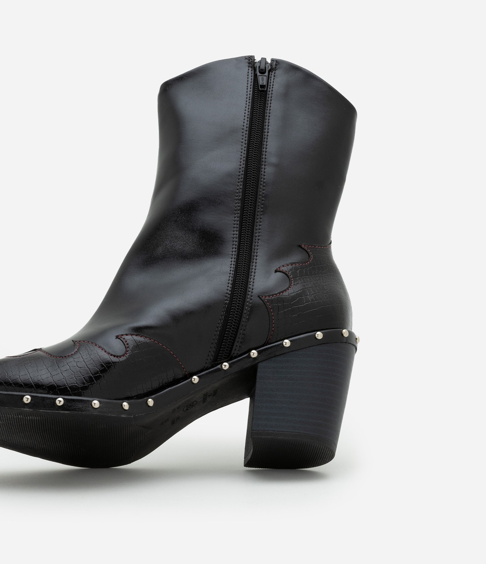 Bota Cano Baixo com Bico Fino e Tachinhas Aplicadas Preto 5