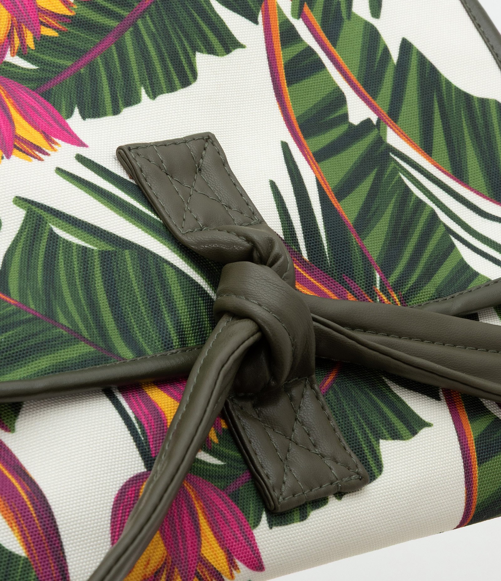 Nécessaire Hotel com Estampa de Folhagem e Laço Multicores 4