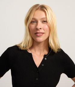 Blusa em Tricô com Botões no Decote