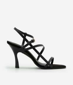 Sandália de Tiras Finas Assimétricas e Salto Diferenciado