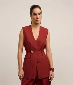 Colete Alongado com Corte Alfaiatado e Detalhe de Fivela Metalizada