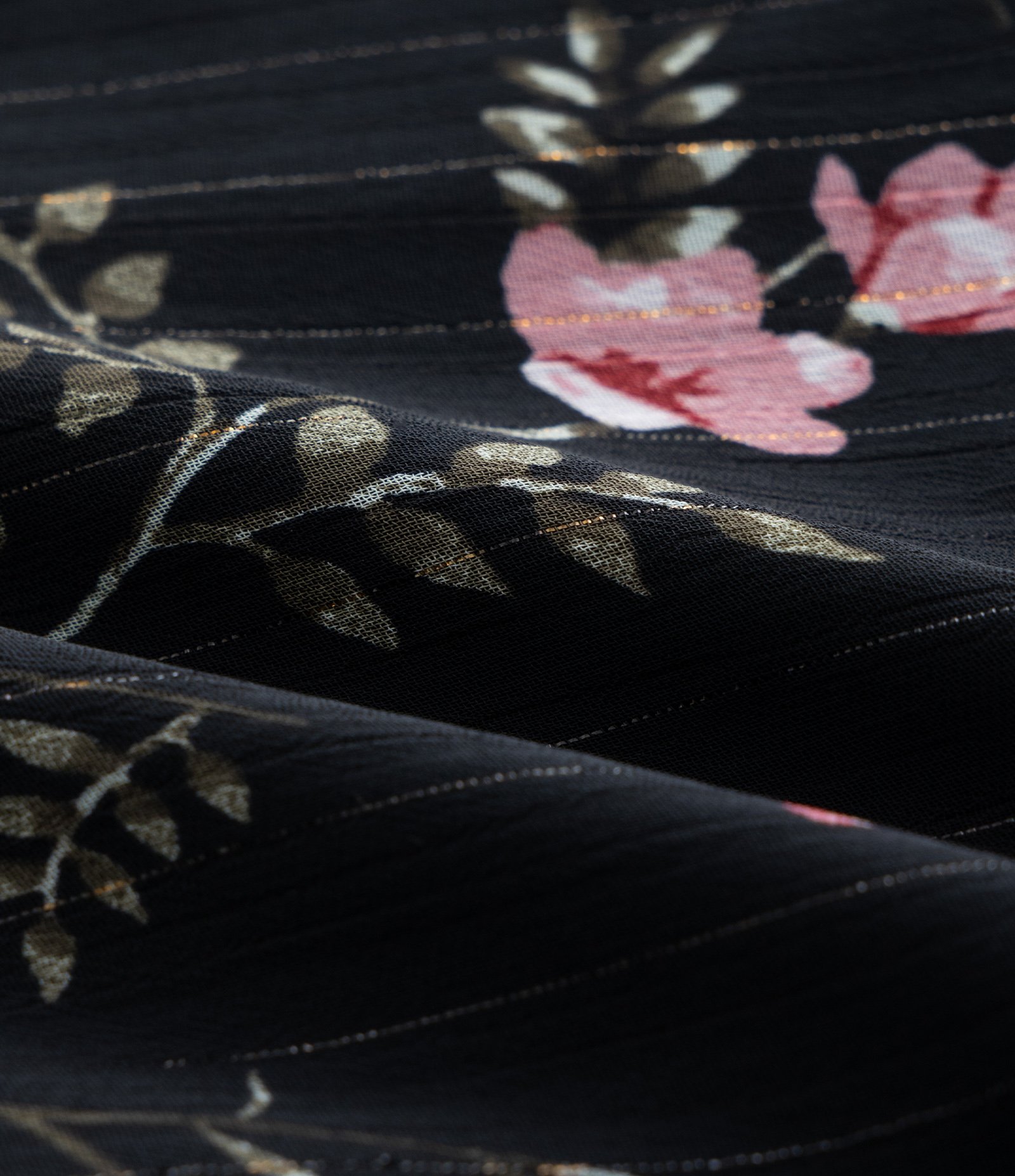 Blusa Floral em Chiffon com Babados e Brilhos Curve & Plus Size Preto 7