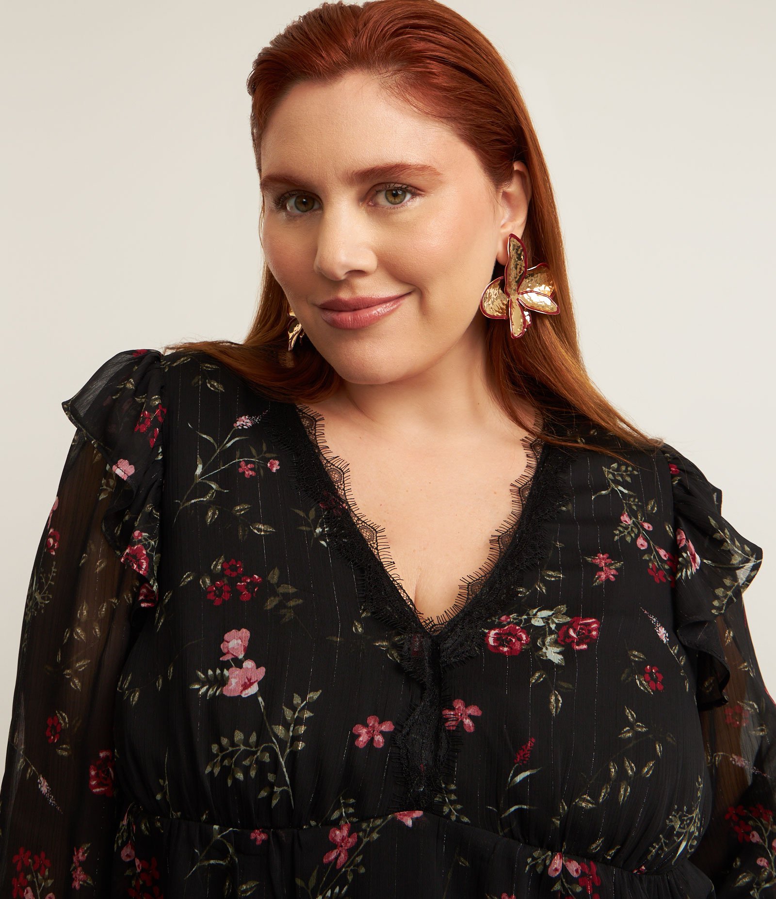 Blusa Floral em Chiffon com Babados e Brilhos Curve & Plus Size Preto 4