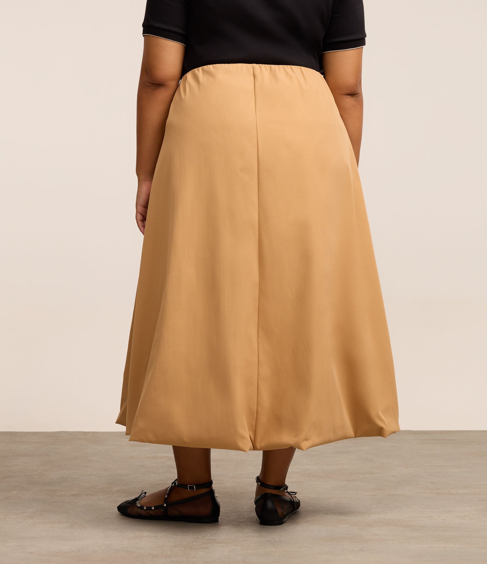 Saia Midi em Alfaiataria Balonê Curve & Plus Size Marrom 3