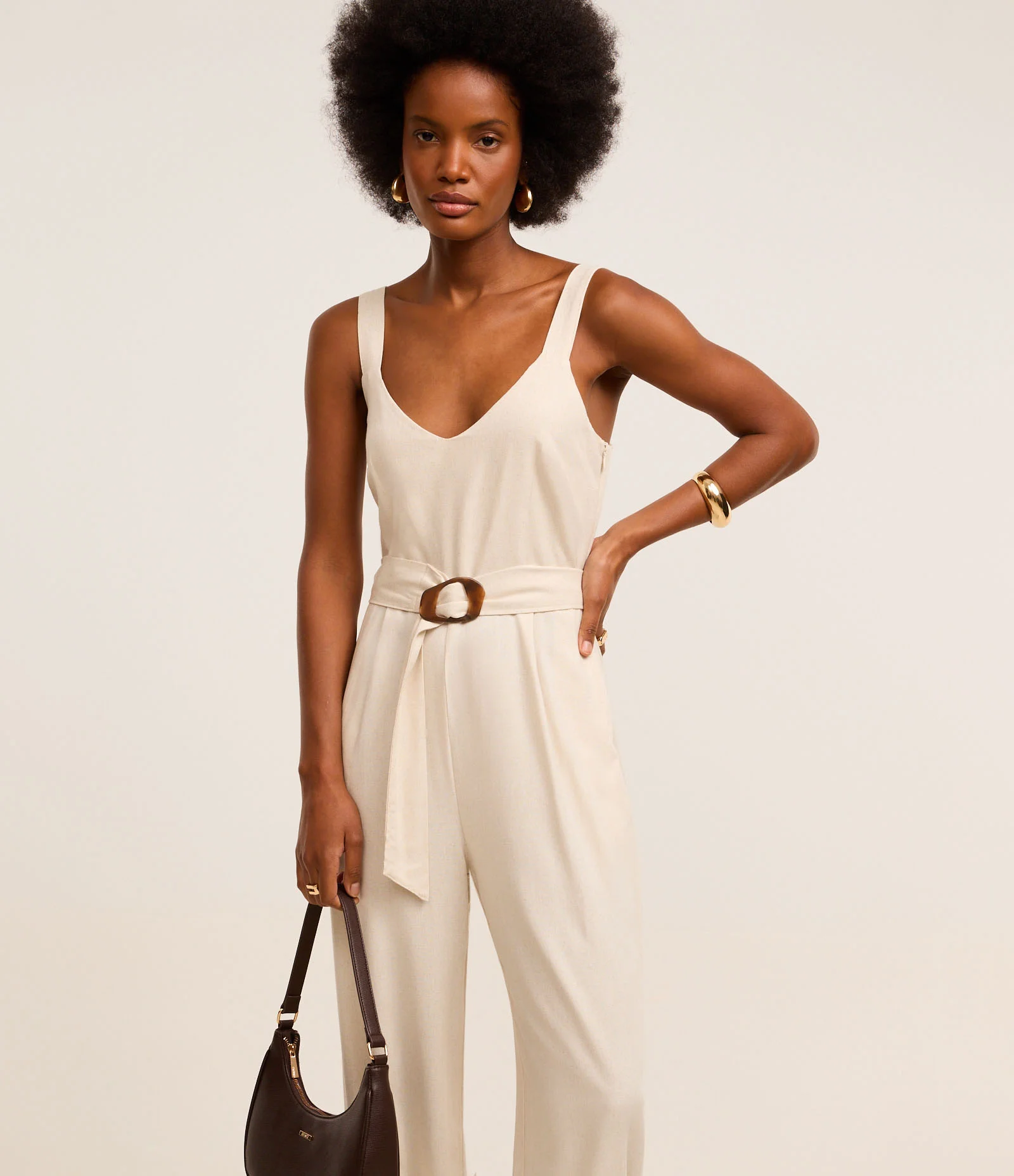 Macacão Cenoura em Viscolinho com Cinto Afivelado Bege 1