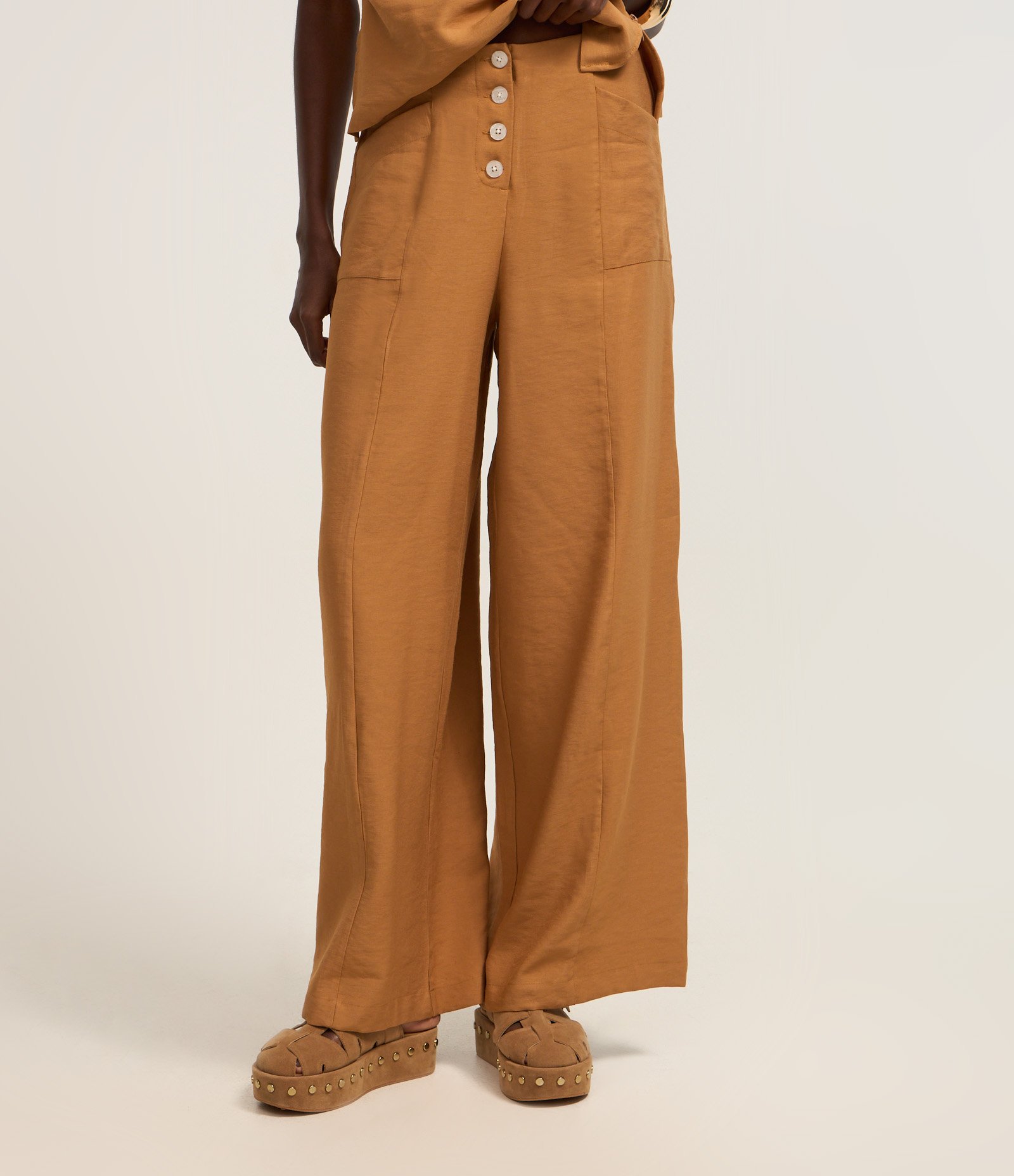 Calça Reta em Twill com Cintura Alta e Botões Caramelo 3