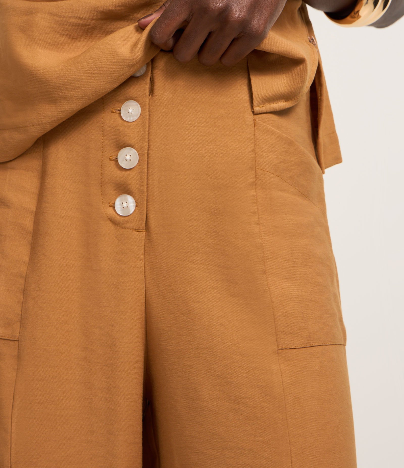 Calça Reta em Twill com Cintura Alta e Botões Caramelo 4