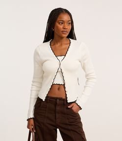 Casaco em Tricô Leve com Acabamento Ondulado e Contrastante