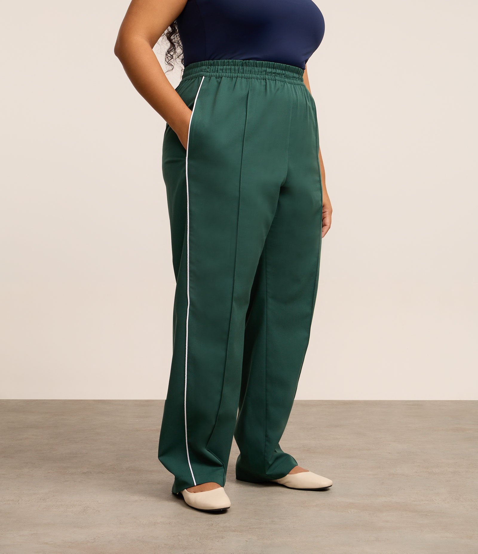 Calça Reta Sportcore em Crepe Curve & Plus Size Verde 2