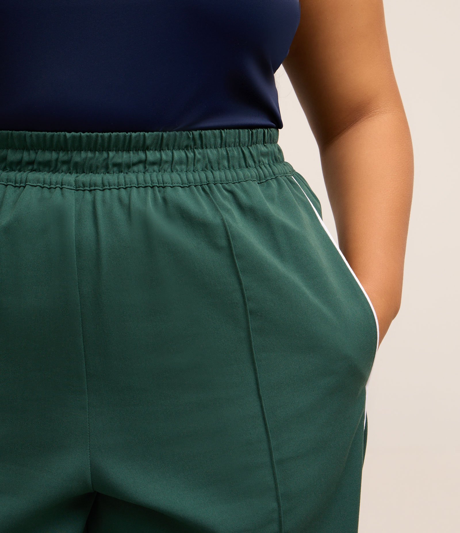 Calça Reta Sportcore em Crepe Curve & Plus Size Verde 4