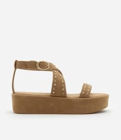 Sandália Flatform com Tachas Aplicadas e Fechamento Fivela