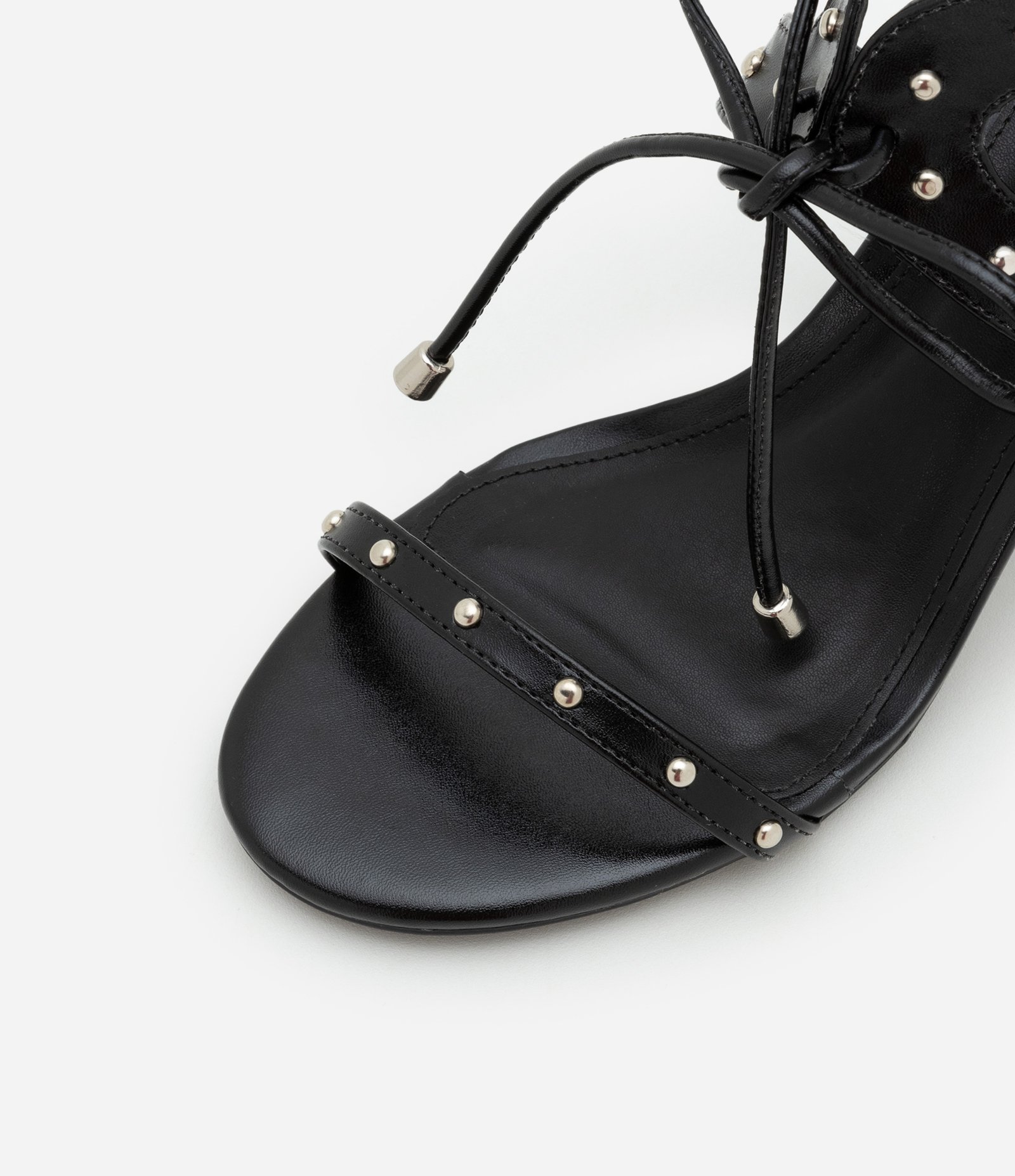 Sandália com Fechamento e Detalhes Lace Up com Tachinhas Preto 4