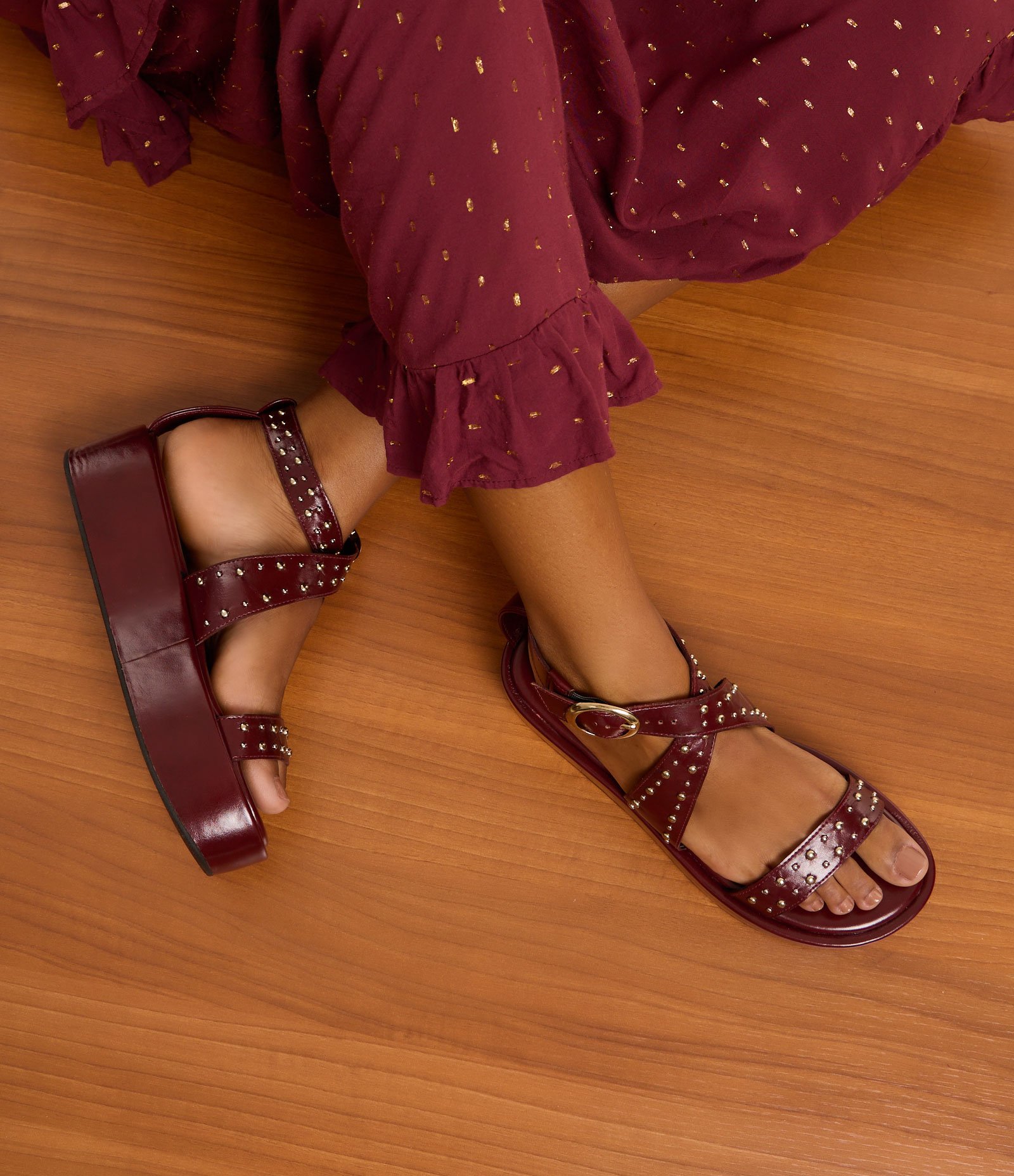 Sandália Flatform em Pu com Tachinhas Vinho 6